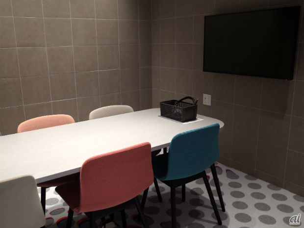 　「avex EYE」の中には区切られた会議室用のスペースもあった。