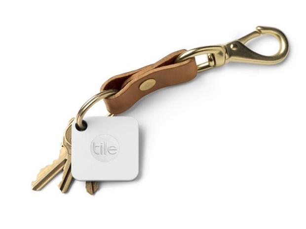 「Tile Mate」

　鍵がバッグの中でいつも行方不明になるという人には、「Tile Mate」をすすめたい。Tile Mateを鍵や財布などに取り付けておけば、スマートフォンのアプリからBluetoothを通じてTileを鳴らしたり位置を確認したりできる。もしiPhone自体が見当たらなくなったときは、Tileのボタンを押すと、iPhoneを鳴らすことができる。

　価格：20ドル（約2300円）