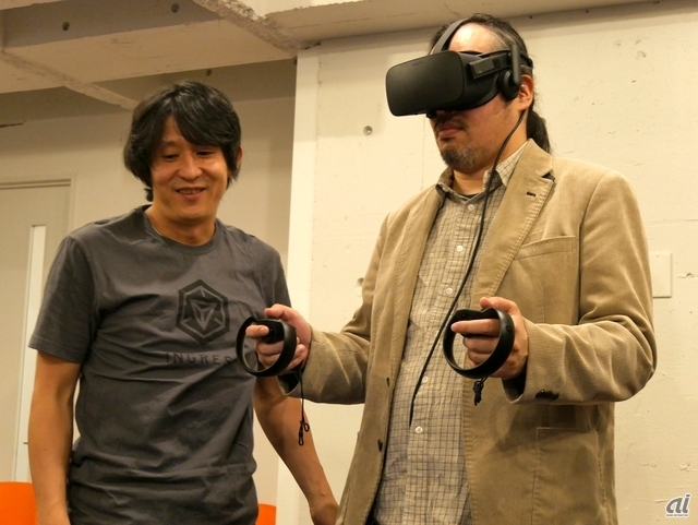 VRに対応。川島氏は「今回、Ingress PrimeがUnityに対応したことで、さまざまなリアリティなデバイスに対応できるようになりました。バーチャル・リアリティ（VR）にも高い関心を持っていますが、VRの問題点は自分の世界が完全に外の世界と切り離された中で体験することです。たとえば、隣に座っていても何をしているかわからないですし、外の世界とまったくつながっていないので、そうした世界にはしたくないと思っています。Nianticなりに新しいテクノロジをどのように使っていくかの挑戦になります。Ingressは、さまざまな実験をする場所でもあります。今回着目したのは、作戦をするときに必ず司令官がいることです。彼はコンピュータの前に座って現地で戦っている、もしくは参加しているプレイヤーとコミュニケーションを取りながら、『あそこへ行け』『ここのポータルを獲得しよう』『米国のエージェントと連携してリンクを張るタイミングをとる』など、Ingressのプレイの中では大事な部分です。こういった部分を、3年先とか4年先とか、インテルマップを担当している人はどういうふうにIngress Primeの中で活動するのかを考えたときに、われわれだったらこうなるんじゃないか、という回答の1つとして、VRの世界でIngressをプレイできるものを開発しています。いずれはダウンロードして使えるようにしたいと思ってます」と説明。