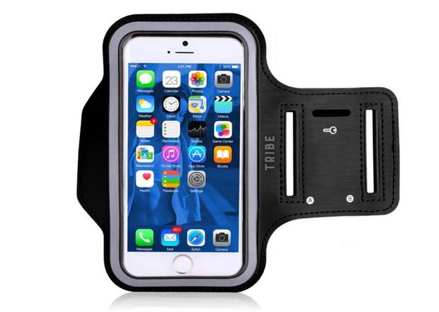 Tribe Fitness「Tribe AB37 Water Resistant Sports Armband」

　ランニングにiPhoneを持っていきたいという人には、このTribeのアームバンドがiPhoneケースとしておすすめだ。防水・防汗仕様で、衝撃からも保護する。ケースの縁に反射テープが使用されているので、暗い時間に走るときにもいい。家の鍵を入れておける小さなポケットもついている。

　価格：9.98ドル（約1100円）