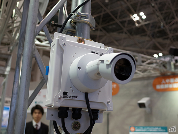 　監視カメラなどを取り扱うセーフィーでは、LTE搭載クラウド型防犯カメラ「safie GO（セーフィーゴー）」など、BtoB、BtoC向けのカメラを出展。safie GOは、SIMを内蔵し、電源をさすだけで使用が可能。機器本体セットで14万円（カメラ本体、ルータ）、月額利用料5500円（30日録が、LTE通信料）とリーズナブルな価格で防犯カメラシステムをそろえられる。