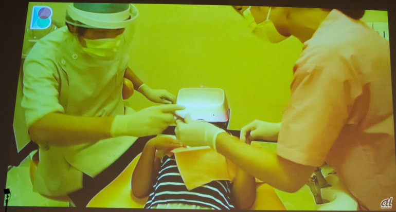 子どもでも使える一眼タイプのゴーグルを装着させ、3Dではなく2Dの映像を使って治療をサポート