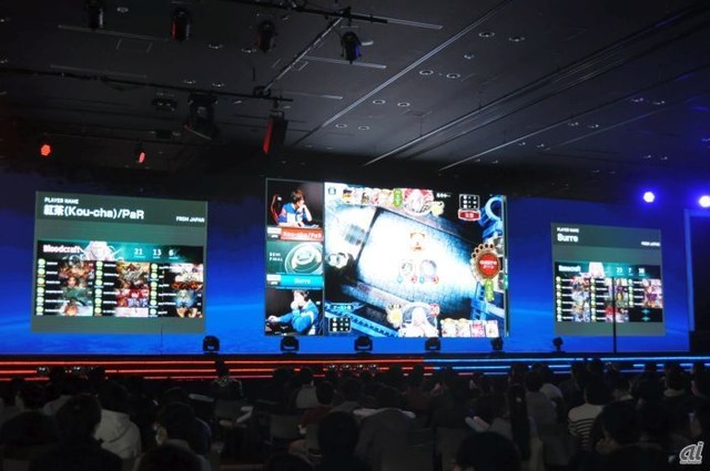 　ゲーム画面だけではなく、ステージの裏手で選手が対戦している様子や、使用しているデッキも表示。