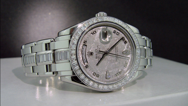 　このRolexの男性用腕時計（型番18956）は、プラチナ製でダイヤの装飾が施されており、今も時を刻んでいる。2017年のeBayで最も高く売れた商品の1つで、18万5650ドル（約2100万円）の値をつけた。なお、写真は実際に売れた製品の類似モデルだ。