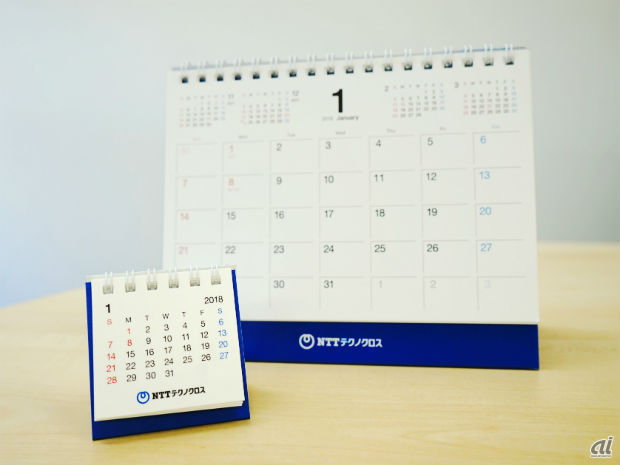 　NTTテクノクロスの超小型卓上カレンダーには、通常サイズの卓上カレンダーも用意されています。こちらは書き込みスペースを設けた1カ月タイプに前後2カ月ずつ、最大5カ月分のカレンダーを確認可能。スタンド部分には2018年12カ月分のカレンダーが印刷されています。