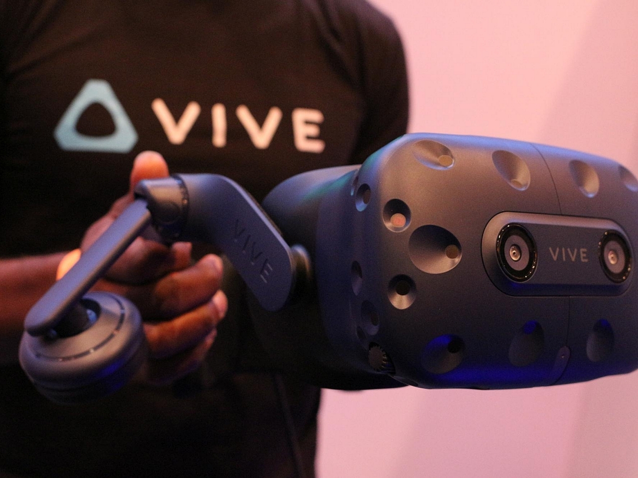 HTCが「Vive Pro」発表、解像度が向上--「Wireless Adaptor