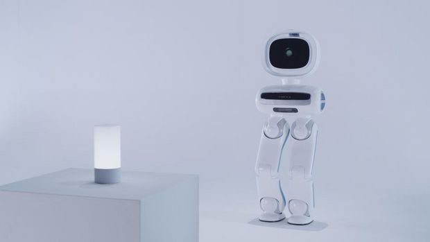　UBTECHの「Walker」は、いくつかの興味深い機能を持つロボットだ。この二足歩行ロボットは防犯モニタの役割を果たし、家の中を歩き回って、パトロールを続ける。何か怪しげなものを見つけたら、その活動を記録したり、ユーザーにアラートを送信したりしてくれる。さらに、このロボットはタッチスクリーンコマンドと音声コマンドに応答する。