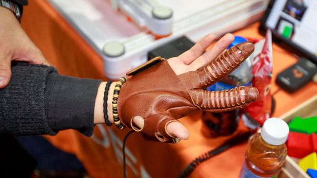 　この「NeoMano」は、これまでに紹介したロボットとは異なり、手袋のように手に装着する。この製品は、手が麻痺した人や脊髄損傷を負った人のために設計された。装着すると、さまざまなものを拾い上げたり、握ったりするのを助けてくれる。