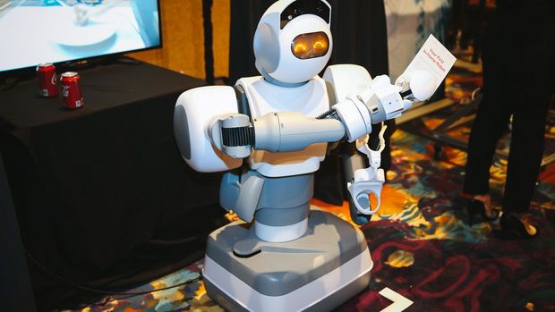 　家事を手伝ってくれるロボットを探している人は、Aeolus Roboticsの「Aeolus」を検討するといいかもしれない。このスマートホームロボットは、いろいろなものを拾って片付ける、防犯ロボットの役割を果たす、掃除機をかける、といった幅広い作業を行うことができる。また、「Alexa」が組み込まれているので、よりスマートな同アシスタントの機能も利用できる。