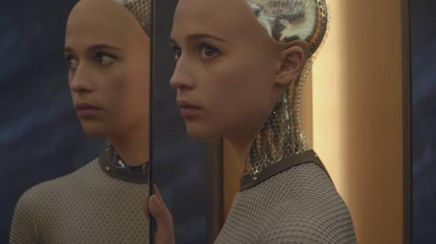 16位：「エクス・マキナ」（2015年）

　プログラマーのケイレブは、社長であるネイサンの人里離れた邸宅に招かれ、美しいロボット「エヴァ」の人工知能テストに協力することになる。ケイレブはエヴァに惹かれるが、予想しない展開が待ち受けている。
