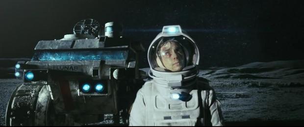 10位：「月に囚われた男」（2009年）

　ダンカン・ジョーンズ監督（父はデヴィッド・ボウイ）によるスリラー作品。宇宙飛行士のサムは月での3年の任務が終わりに近づき、地球への帰還を心待ちにしていたが、そこである事件が起きる。本作にはAIの「ガーティ」が登場し、声をケヴィン・スペイシーが演じている。
