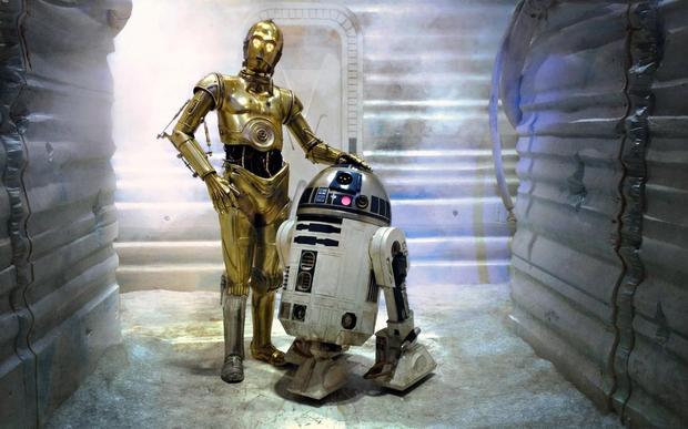2位：「スター・ウォーズ　エピソード4／新たなる希望」（1977年）

　映画史上、最もよく知られるAIは「C-3PO」と「R2-D2」で異論はないだろう。C-3POとR2-D2は、同シリーズの物語をつなぐ役割も果たしている。コミカルな役割というだけでなく、2体の関係性はとても人間らしく、まるで魂があるもののように感じられる。
