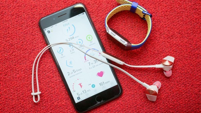 　「Fitbit」や「Motiv」リング、新しい「Lenovo Vital Moto Mod」といったモニタリングデバイスも、睡眠の状態を把握してくれる。「精度はまだ不十分な場合もあるが、こうしたデバイスの機能は向上しつつあり、数年後には、睡眠の状態を正確に示してくれるようになるはずだ」（Simmons医師）
