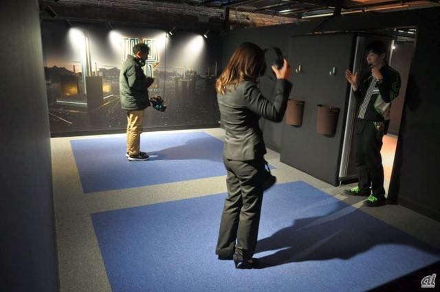 　プレイエリアは、床に色分けされた3m×3m。2人が同じ部屋に入ってプレイを行う。