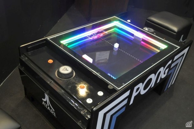 　1972年にアタリより発売された往年のビデオゲーム「PONG」が、最新機能とデザインになって登場。液晶パネルではなく、磁力やモーターによりボールとパドルを移動させ、滑らかな動きを出している。
