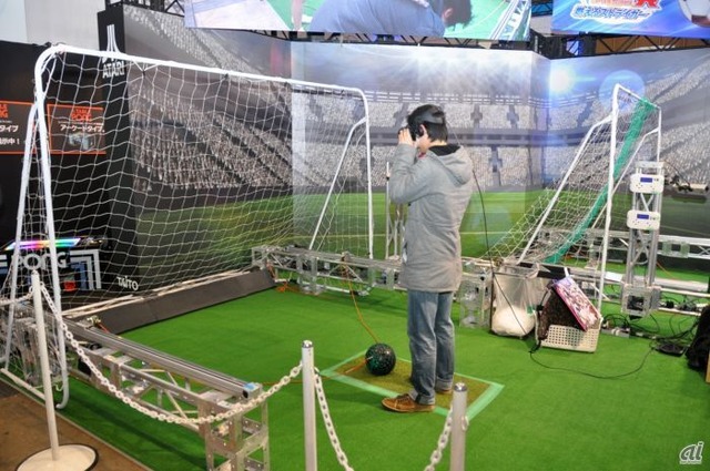 　ヘッドマウントディスプレイを装着し、VR空間に広がるサッカースタジアムで、プレーヤーはストライカーとなり、決定的な局面でシュートを撃つというもの。