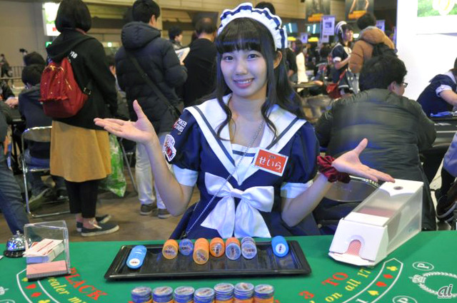 　カジノ体験コーナーでは、メイドのディーラーが対応する。