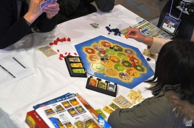 　デジタルだけではなく、アナログゲームエリアではさまざまなカードゲームやボードゲームが用意され、テーブルを囲んで遊ぶ体験が味わえる。
