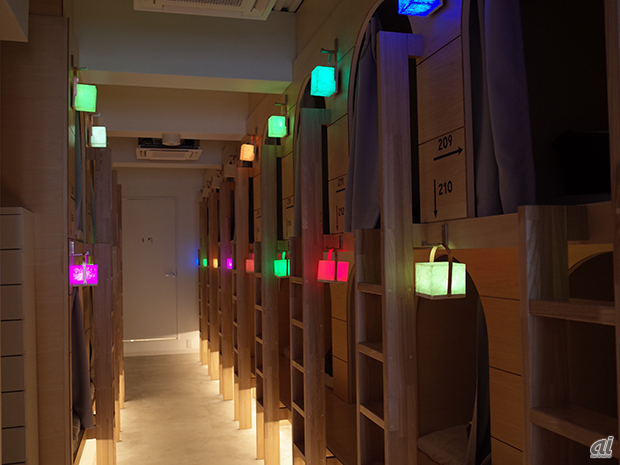 　「Smart Dormitory」。見学したのは女性専用フロア。ベッドの入口につけられている照明はハンドルがついており、持ち歩ける。
