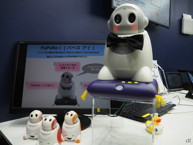 　ホテルや飲食店向けロボット型サイネージとして集客・入店促進をサポートするロボット「PaPeRo i（パペロ アイ）」。2005年の愛知万博のころに登場した「PaPeRo」が進化して生まれ変わったもの。