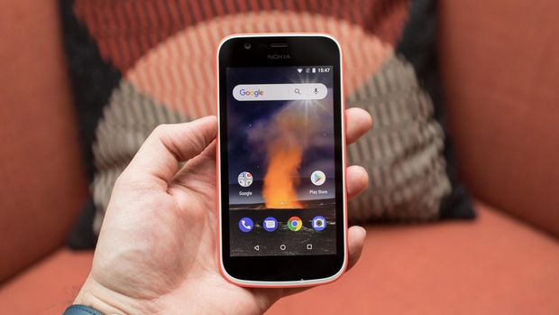 　「Nokia 1」は、値頃で使いやすい携帯電話で、主に通話用だが、インターネット接続、写真撮影、音楽再生もできる。4.5インチのディスプレイと5メガピクセルのカメラを搭載し、軽量版OS「Android Go」を実行する。