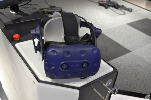 装着するVRヘッドマウントディスプレイ「VIVE Pro」。商業施設での導入は世界で初めてで、最新VRデバイスを真っ先に体験できる機会でもある。