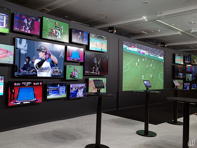 　DAZN for docomo THEATER。巨大LEDスクリーンを中心に、37台の大小モニタを設置。サッカー、野球、モータースポーツなどのスポーツ映像が映し出される。