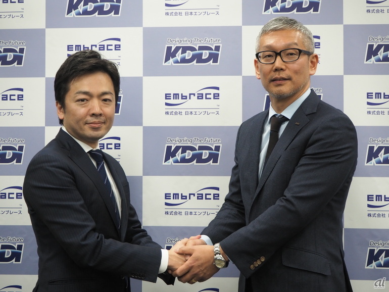 日本エンブレース 代表取締役兼CEOの伊東学氏（左）とKDDI バリュー事業本部 担当部長の岩崎昭夫氏（右）