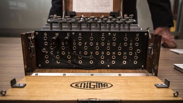 　オーク材のケースには、Enigmaのロゴが刻印されている。英国のブレッチリーパークには暗号解読の拠点が作られ、専門家たちが極秘で解読に取り組んでいた。