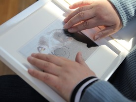 撮影した写真に“触れる”--ドコモが視覚障がい者向けの企画展示