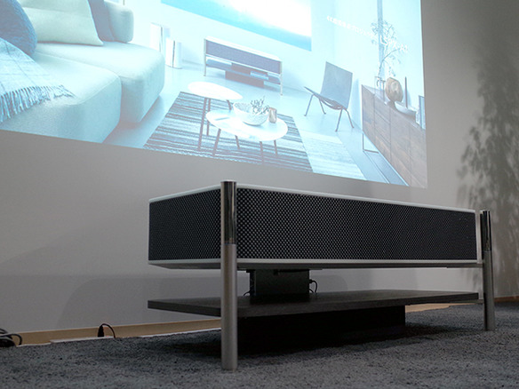 ソニー、家具のような4K超短焦点プロジェクタ--壁際設置で最大120インチ