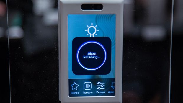 「Brilliant Control」

　Brilliant Controlのこの製品は、通常の照明用スイッチの代わりに、Echo Showのようなスマートディスプレイを設置するというもので、照明やその他のスマート家電製品をタッチ式ディスプレイ経由もしくはAlexaの音声コマンドで制御できる。同社はまた、専用のAlexaスキルの開発も進めていることから、Alexaで調べた情報をディスプレイに表示させることも可能になる予定。この製品は2018年夏に出荷開始の予定で、販売価格は249ドル（約2万6000円）からとなっている。