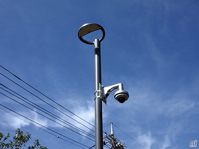 　敷地内に100台設置されているセキュリティカメラ。Tsunashima SST内に営業所を設けるALSOKと連動し、タウン内での「見守り100％」と「かけつけ15分」を目指す。

　セキュリティカメラの上部には街頭になっており、一体化することですっきりとしたデザインに仕上げているという。