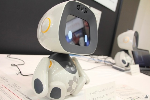 　2月末に開催されたイベント「CNET Japan Live 2018 -AI時代の新ビジネスコミュニケーション-」の会場には、人工知能を活用したさまざまな製品・サービス・ソリューションが展示された。ここでは各製品を写真で紹介する。

　富士通は、ユニロボットのコミュニケーションロボット「unibo」と連携した「ロボットAIプラットフォーム」を展示。自然対話、表情認識、音声感情分析、顔認識などのコミュニケーションに関わるAI技術を搭載し、ロボットを通じて窓口での接客業務や高齢者介護など自然対話によるコミュニケーションサービスを実現するという。