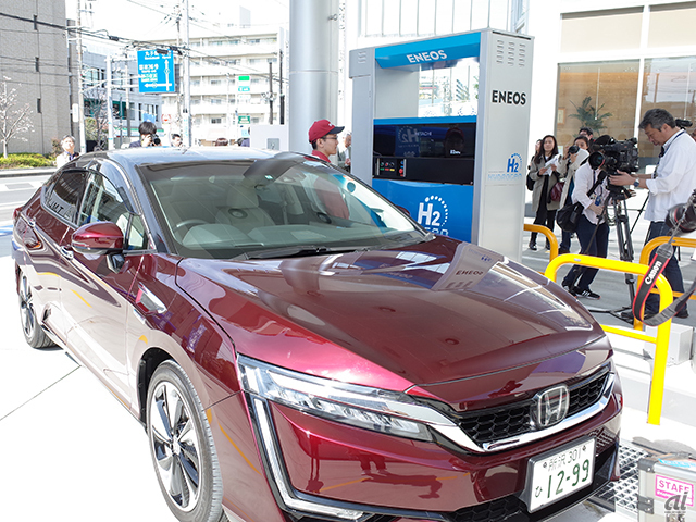 　「横浜綱島水素ステーション／スイソテラス」では、燃料電池自動車へ水素を供給するほか、水素の特性や活用の取り組みなどを伝えるショールームを完備する。