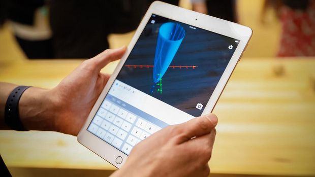 　Appleが9.7インチの新型「iPad」を発表した。価格は329ドル（日本では税別3万7800円）から。学校向けには299ドルで販売される。
