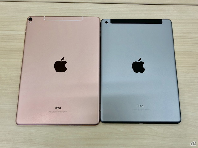 　背面の比較。同じセルラーモデルだが、比較すると新iPadはアンテナカバーの色が目立つ。なお、デザインは従来と同じ。