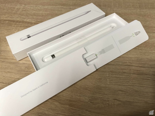 　Apple Pencil、 充電のためのLightningアダプタ、予備の先端が入っている。