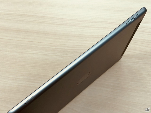 　iPadの右側面。音量ボタンと、SIMスロットがある。サイズは高さ240mm×幅169.5mm×厚さ7.5mm。重さはWi-Fiモデルが469g、Wi-Fi＋Cellularモデルが478gだ。