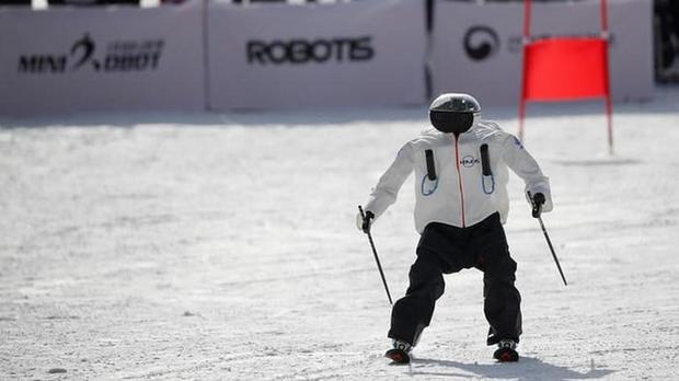 ロボットがスキーで滑る、転ぶ

　スキーをするロボットを開発したのは、「Edge of Robot：Ski Robot Challenge」というトーナメントで競った複数のチームだ。平昌オリンピック開催期間中に、平昌から1時間ほど離れた場所にあるゲレンデで披露された。

　研究大学のほか民間企業1社も加わった8チームが参加し、どのチームの自律型スキーロボットが、障害物をよけながら最速でコースを滑り降りるかを競い合った。

　優勝したチームにとっても、その道は平坦ではなかったはずだ。