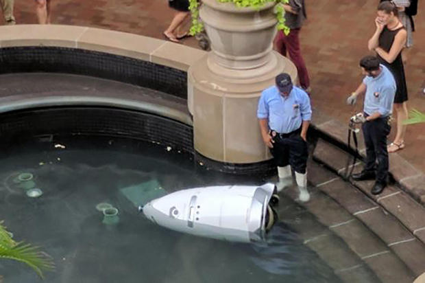 警備ロボットが噴水で溺死

　Knightscopeのロボットが噴水で「溺死」した話は、今や伝説と化している。

　2017年7月、同社の警備ロボット「K5」が、警備に当たっていたワシントンD.C.の施設で、突然自分から噴水に飛び込んだ。ネット上で話題になったのは言うまでもない。