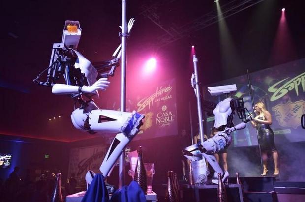 ロボットのポールダンサー

　CES 2018の開催中、ラスベガスにロボットのポールダンサーがいるクラブが一時的に登場した。

　宣伝行為としては、それ自体、失敗ではなかった。集まった客の前でロボットが踊り、何もかも予定どおりに進んだ。

　だが、反応は実にさまざまだった。風変わりなロボットのリストというものがあれば、この珍しい光景も間違いなくランクインするだろう。