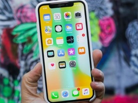 アップル、タッチレス制御や曲面ディスプレイの「iPhone」を開発中か