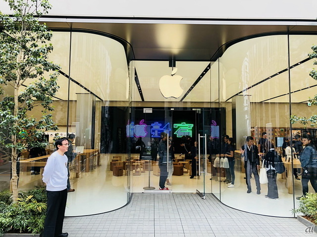 　アップルは4月7日10時、新宿マルイ本館1Fに「Apple 新宿」をオープンする。営業時間は10時～21時。オープンに先駆けて、プレス内覧会を開催した。日本では、2014年6月にオープンした「Apple 表参道」以来の新店舗だ。