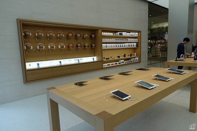 　ヘッドホンなどアクセサリ類は壁際に、iPad、iPhone、Mac、Apple Watchはテーブルに設置され、自由に体験できるようになっている。
