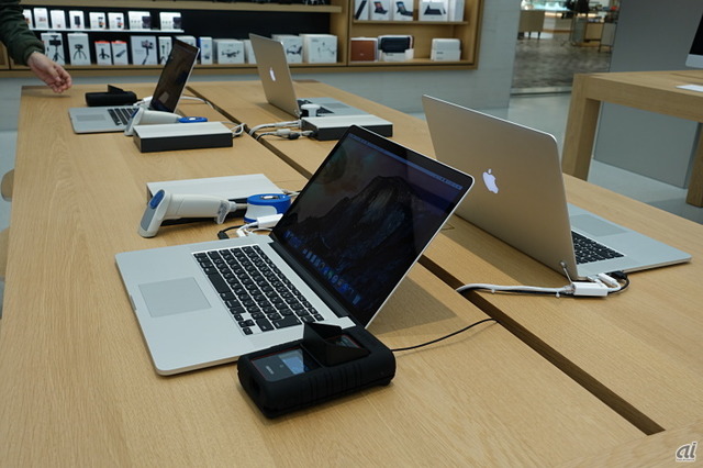 　iPhone/iPadのキャリア契約のためのテーブル。他のストアではなかなか見られないめずらしい端末が新宿では見られる。