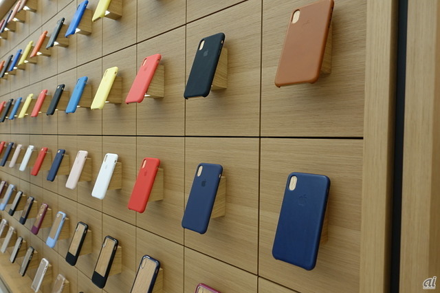 　iPhoneケースはこのように壁際にラインアップされている。