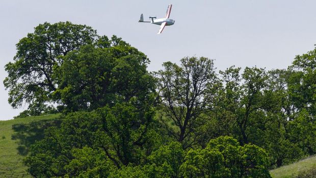 　カリフォルニア州ヨロ郡の丘や木々の上空を飛行するZiplineのドローン。
