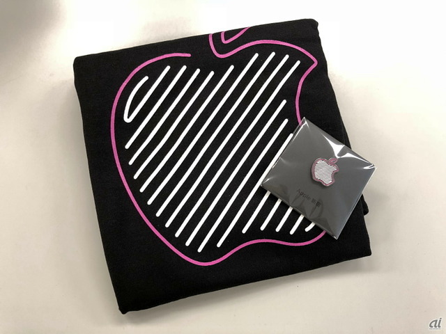 　取り出したところ。新宿のネオンをイメージしたとみられるデザインで、ピンクと黒のロゴがかわいい。