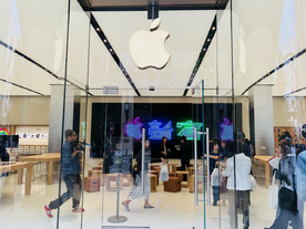 「Apple 新宿」4月7日10時オープン--気になる内部と記念Tシャツ＆ピンバッジ